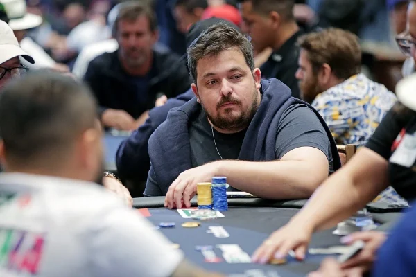 Gabriel Medeiros is fourth in the Thursday Throwdown HR and cashes at GGPoker