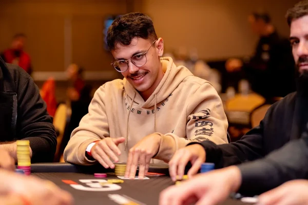 Lázaro Miranda climbs to the podium of Event 11 of the GGMillion$ Week