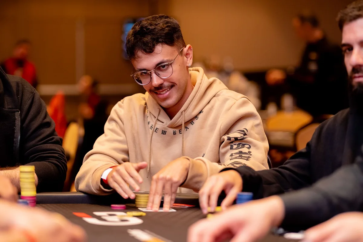 Lázaro Miranda climbs to the podium of Event 11 of the GGMillion$ Week