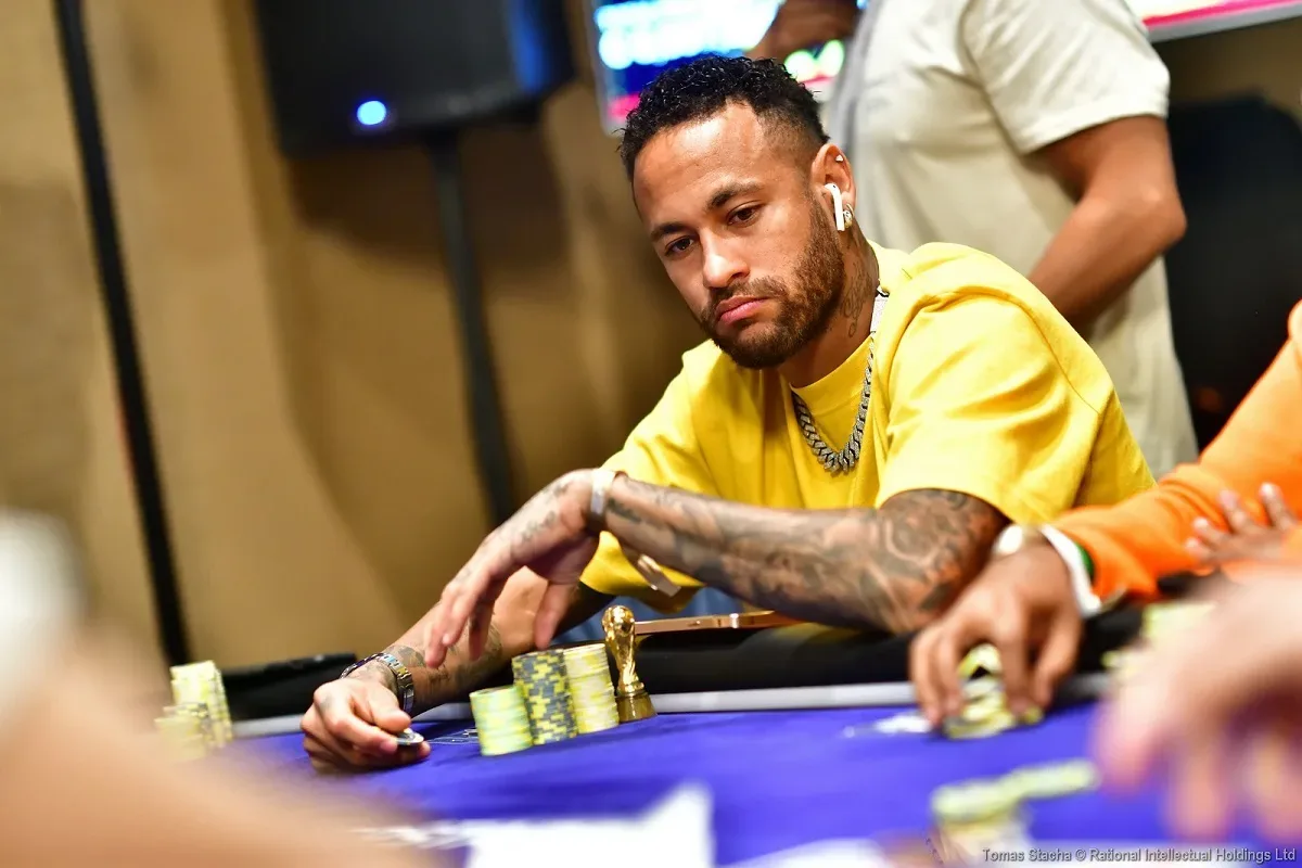 Neymar reaches the podium of the US$ 5.200 Bounty Builder SHR of SCOOP