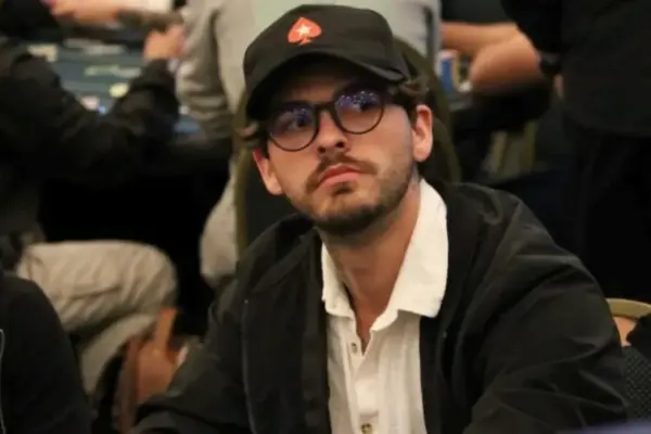 Daniel Wellington climbs to the podium of the Bounty Hunters HR on GGPoker