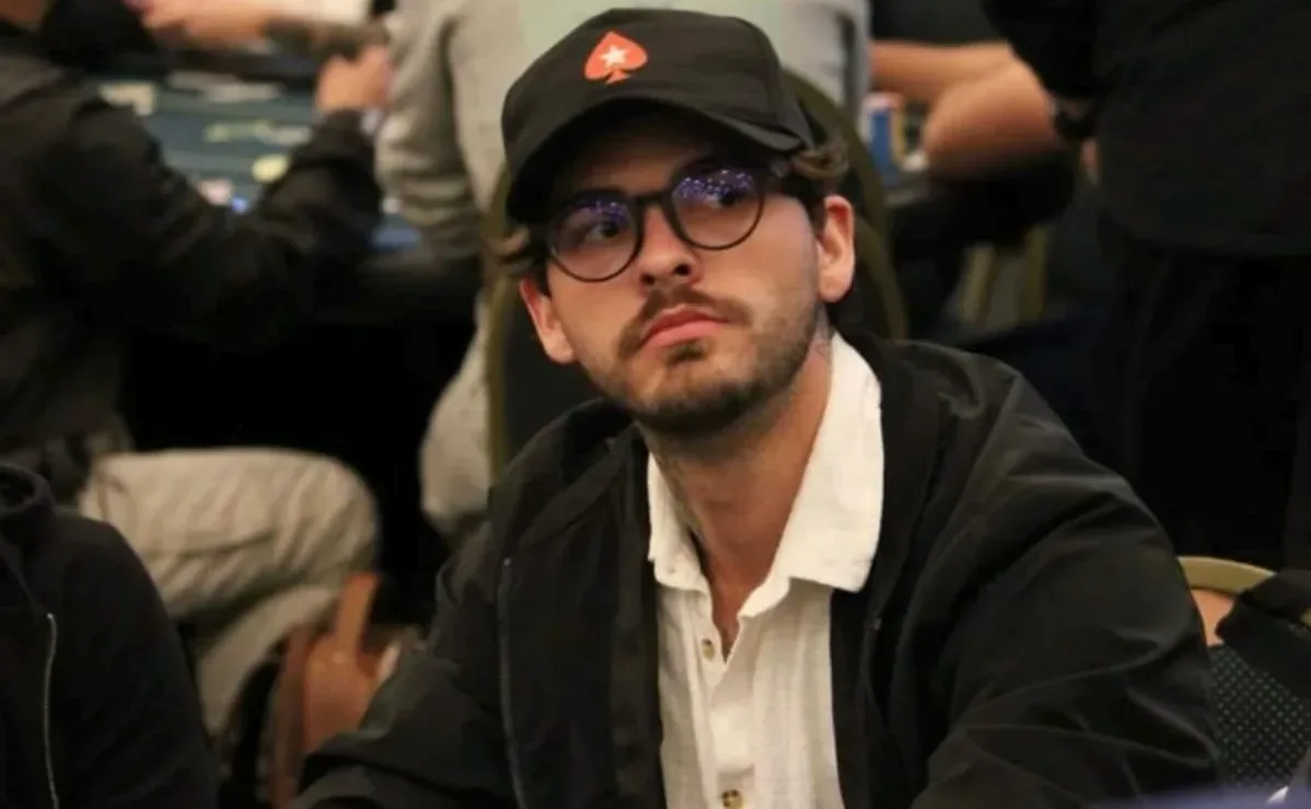 Daniel Wellington climbs to the podium of the Bounty Hunters HR on GGPoker
