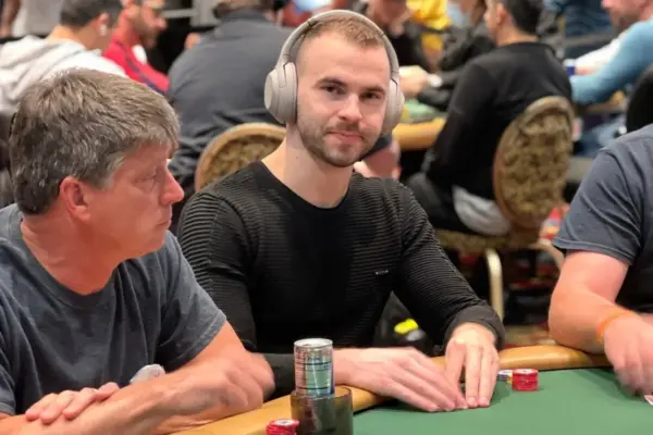 Renan Bruschi moves among the leaders on the Final Day of WSOP Event 4