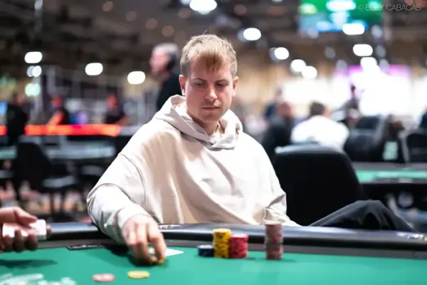 Viktor ‘Isildur’ Blom makes mistake and hides winning hand during WSOP tournament
