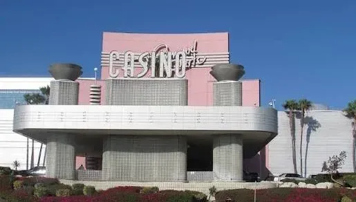 Poker rooms reinforce rules against the use of electronics after cheating allegations